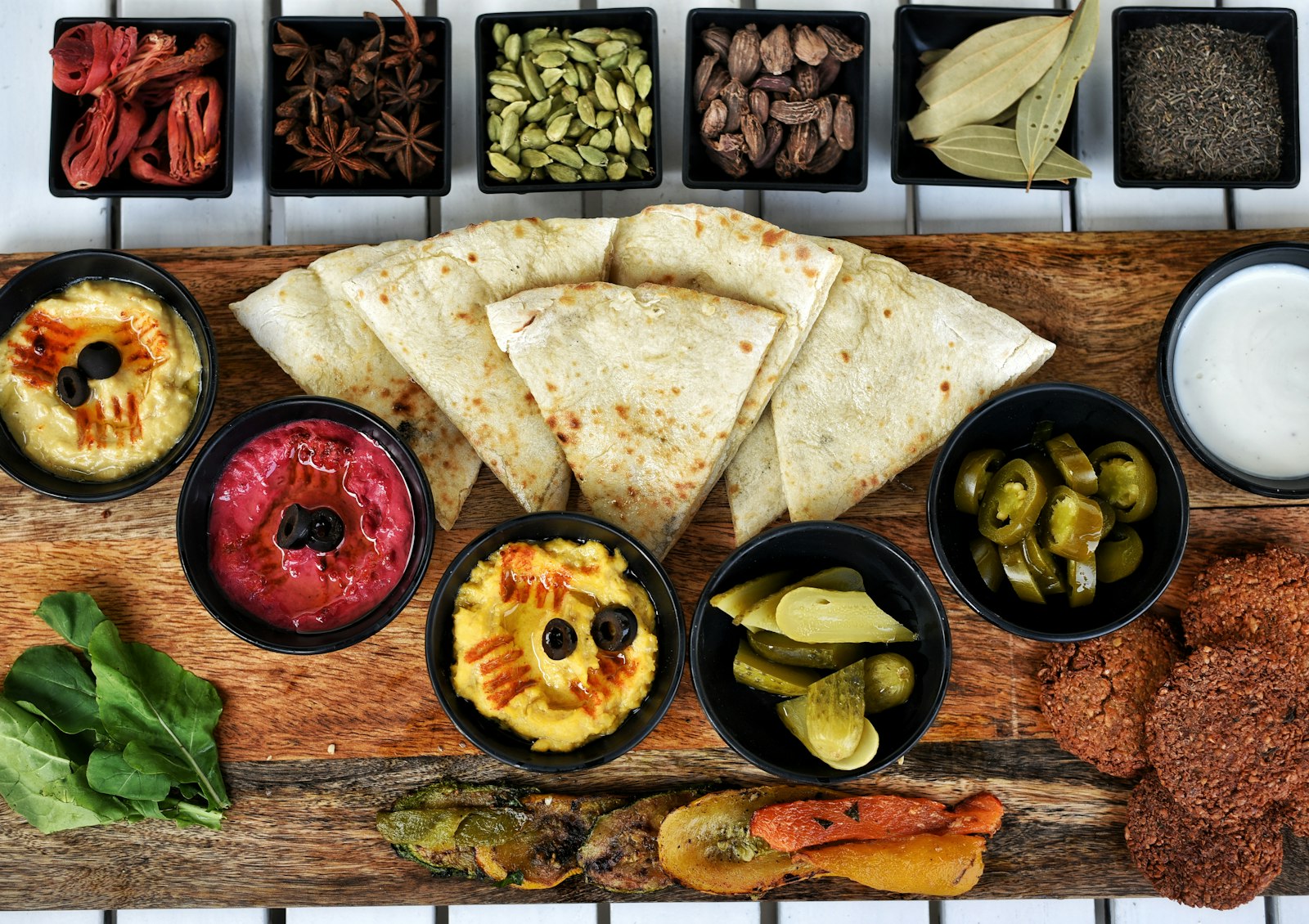 Mezze — hummus, tabouleh, fatayer en brood