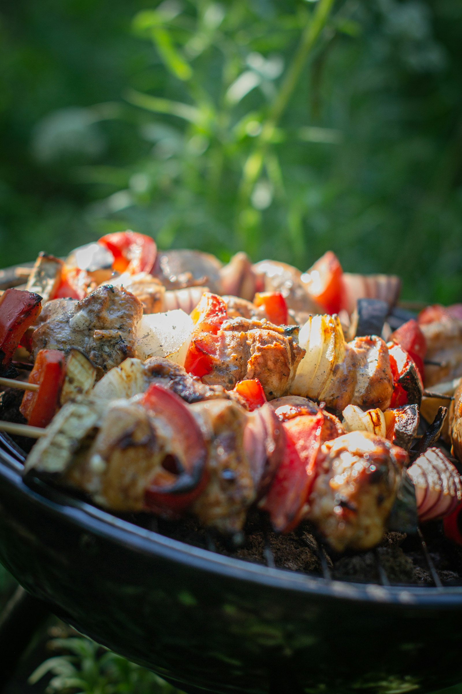 Mixed grill met geroosterde groenten en sauzen